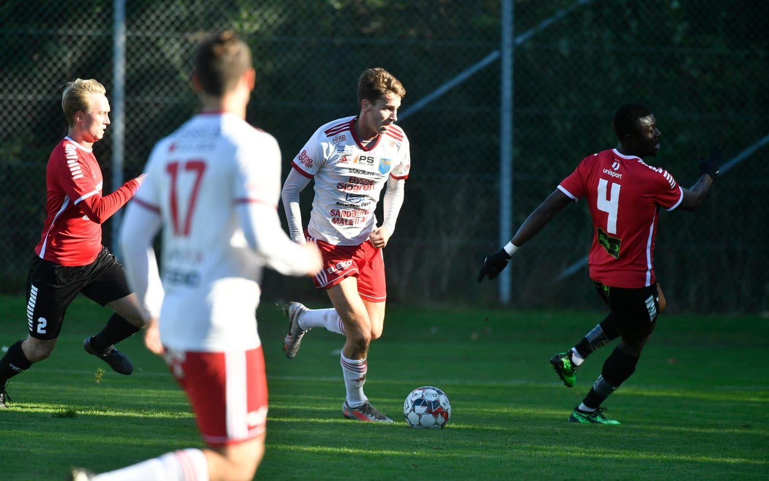 Halmias herrar i division 3 är ett av förbundsserielagen i fotboll som får fortsätta vänta på att säsongen ska starta. Nytt datum är nu i början av juni.