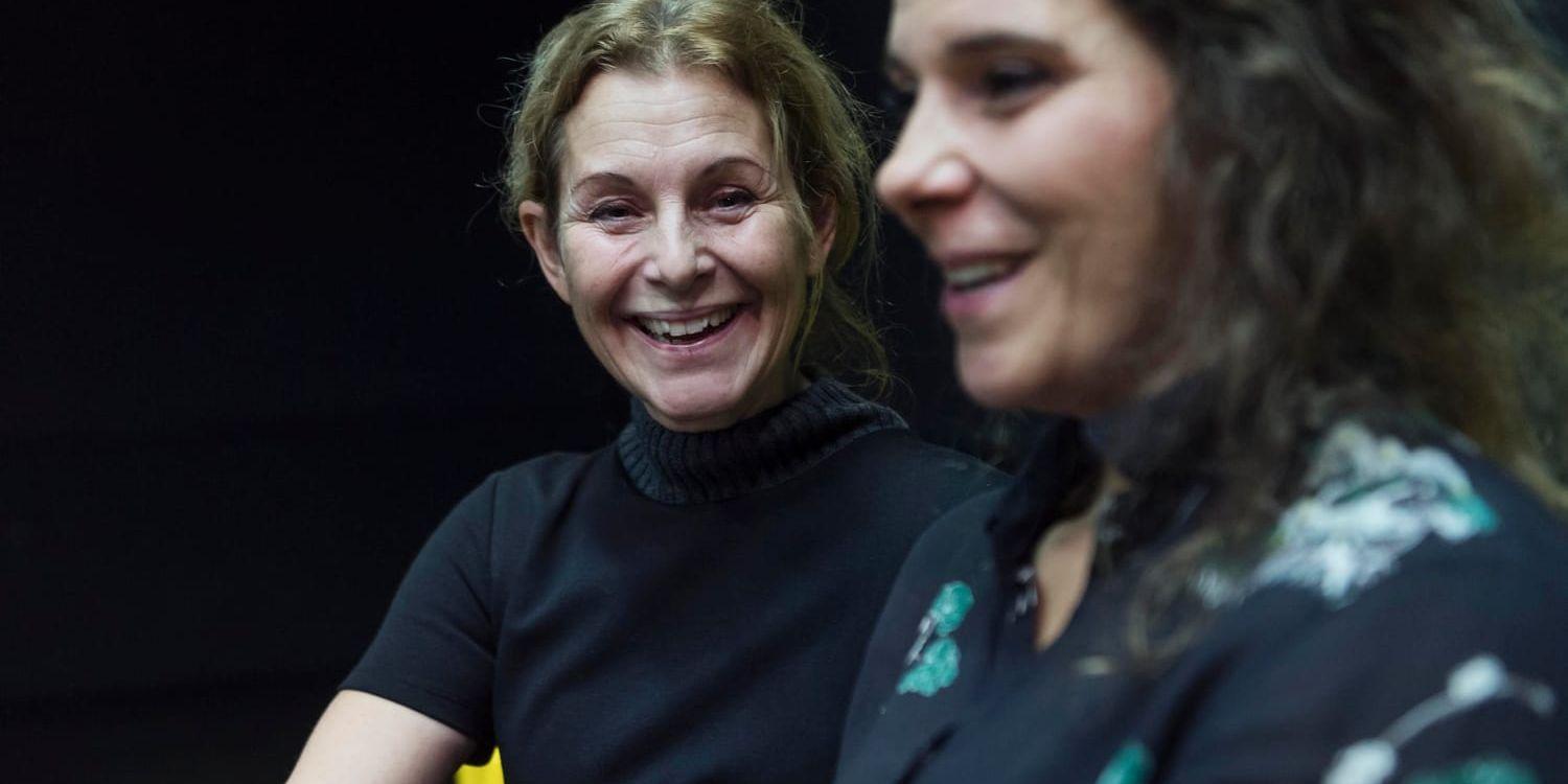 Helen Sjöholm och Vanna Rosenberg spelar båda amerikanska hemmafruar i "Hugh och Nancys många världar" på Dramaten i vår.