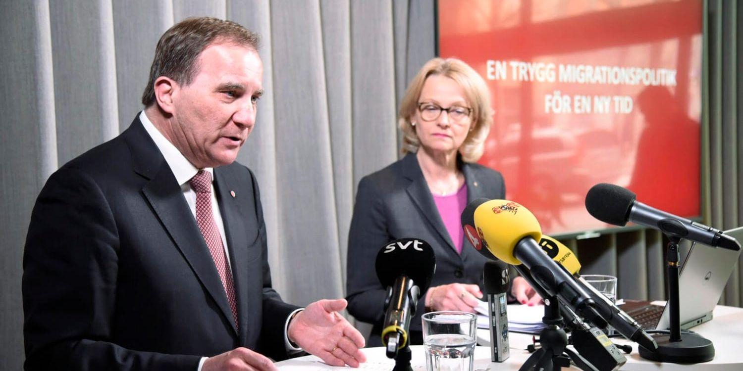 S-ledaren, och statsministern, Stefan Löfven och migrationsminister Heléne Fritzon (S) när de presenterade S nya migrationspolitik. Den tillfälliga, skärpta asyllagen ska vara kvar tills gemensamma EU-regler är på plats, var beskedet. Arkivbild.