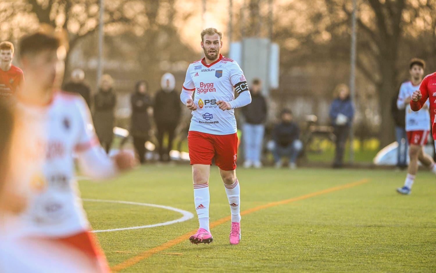 HP direktsänder två fotbollsmatcher under lördagen. Bland annat Halmias herrar som möter topplaget Böljan borta.