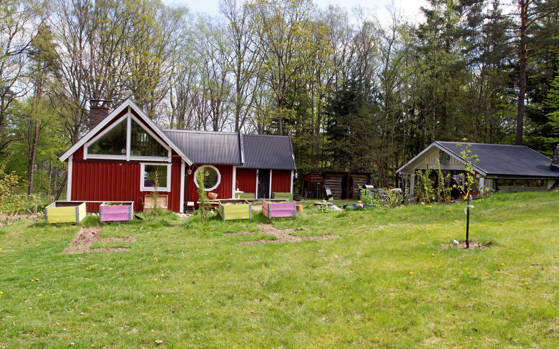 Felicia och Kristian har själva byggt om och renoverat huset som använts som sommarbostad de senaste åren, men huset byggdes redan i slutet av 1800-talet.