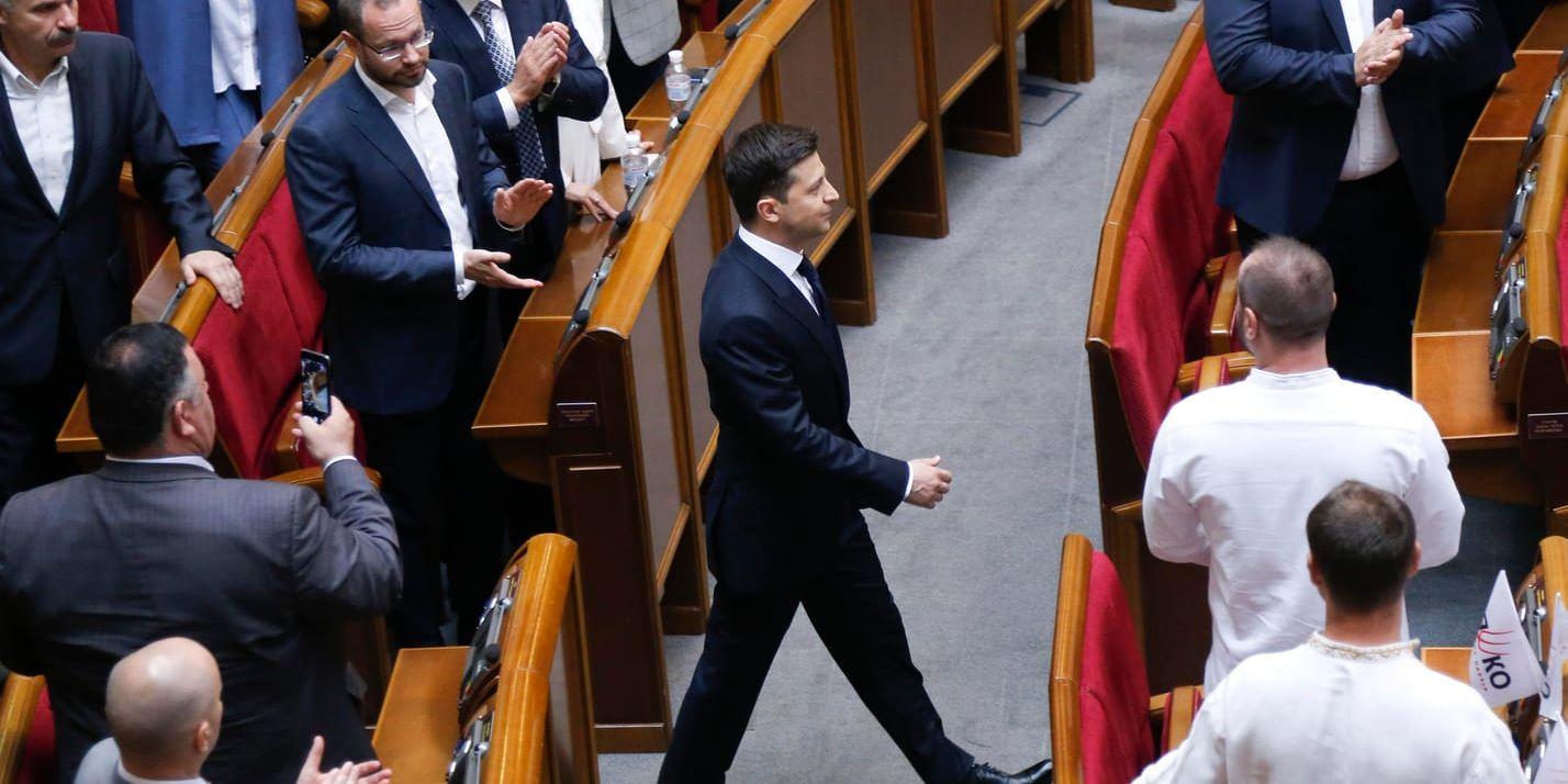 Ukrainas president Volodymyr Zelenskyj letar nya parlamentariker. Arkivbild.