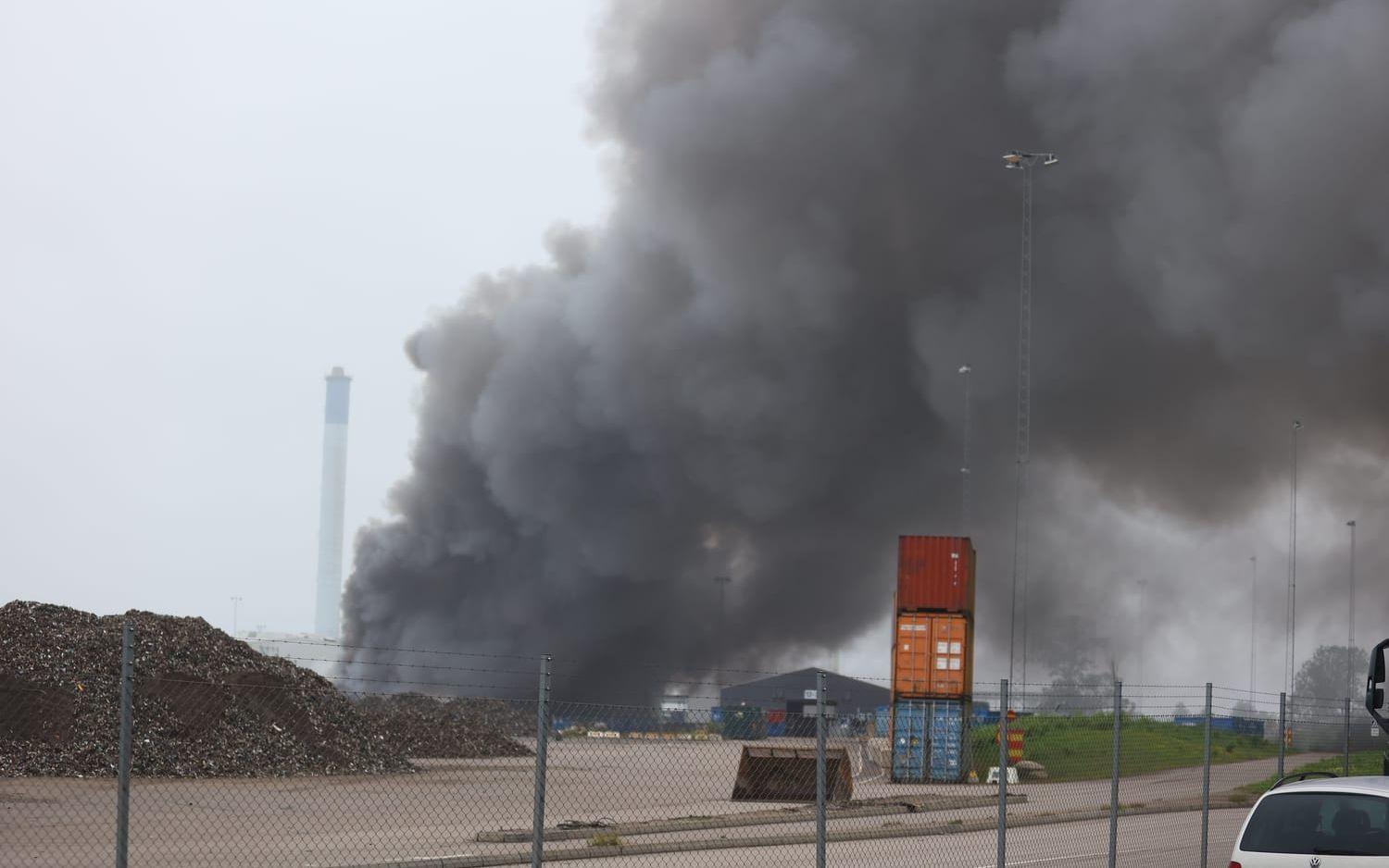 En stor svart rökpelare stiger från Stena recycling.