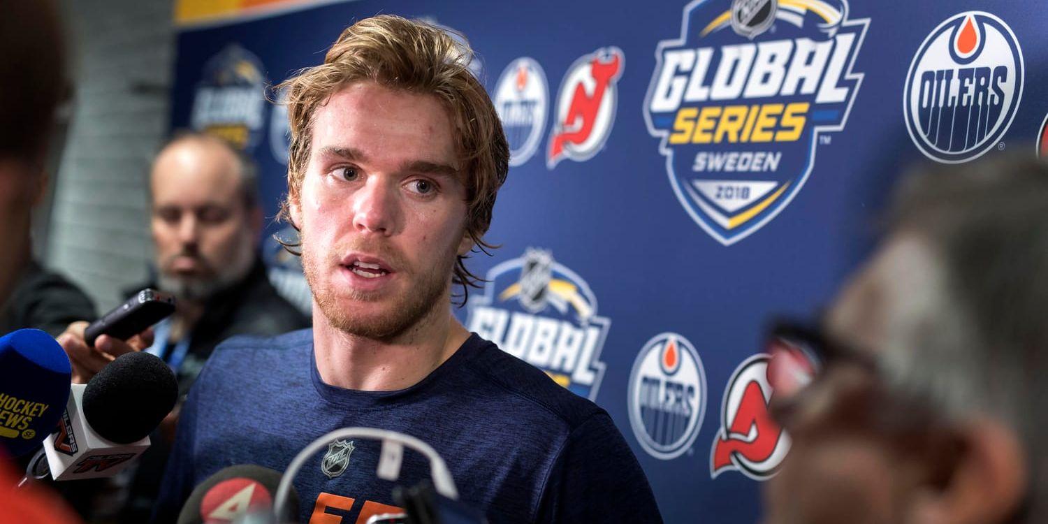 Connor McDavid, etta i NHL-draften för tre år sedan, är van vid att vara omringad av journalister.