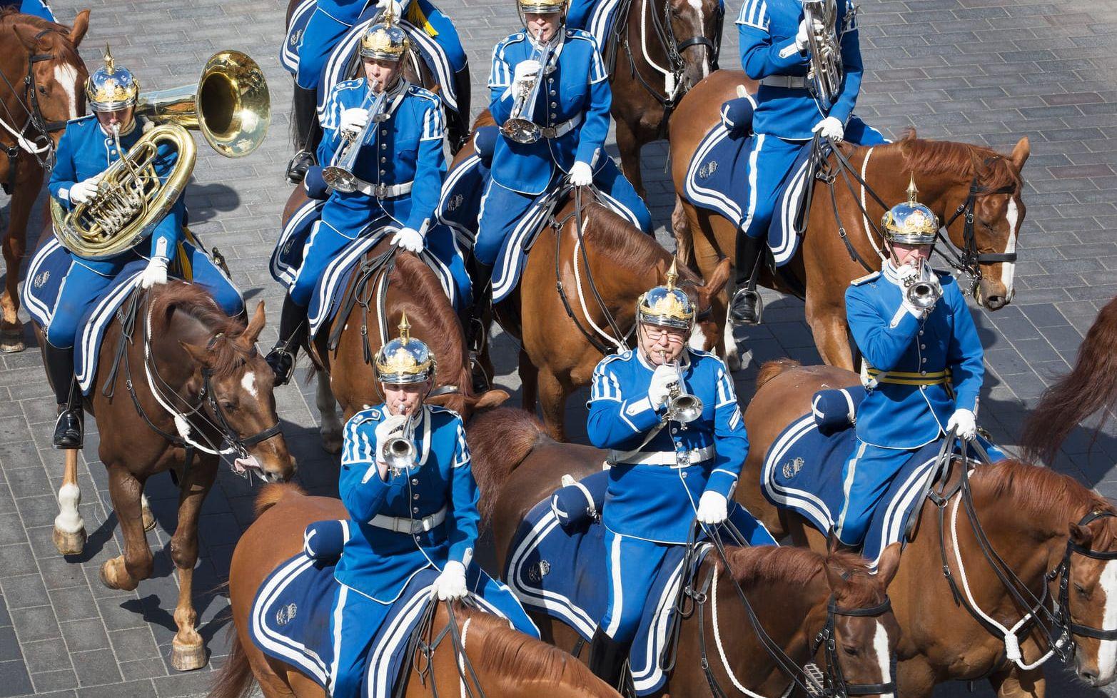 Arkivbild från när Livgardets dragonmusikkår rider genom Stockholm.