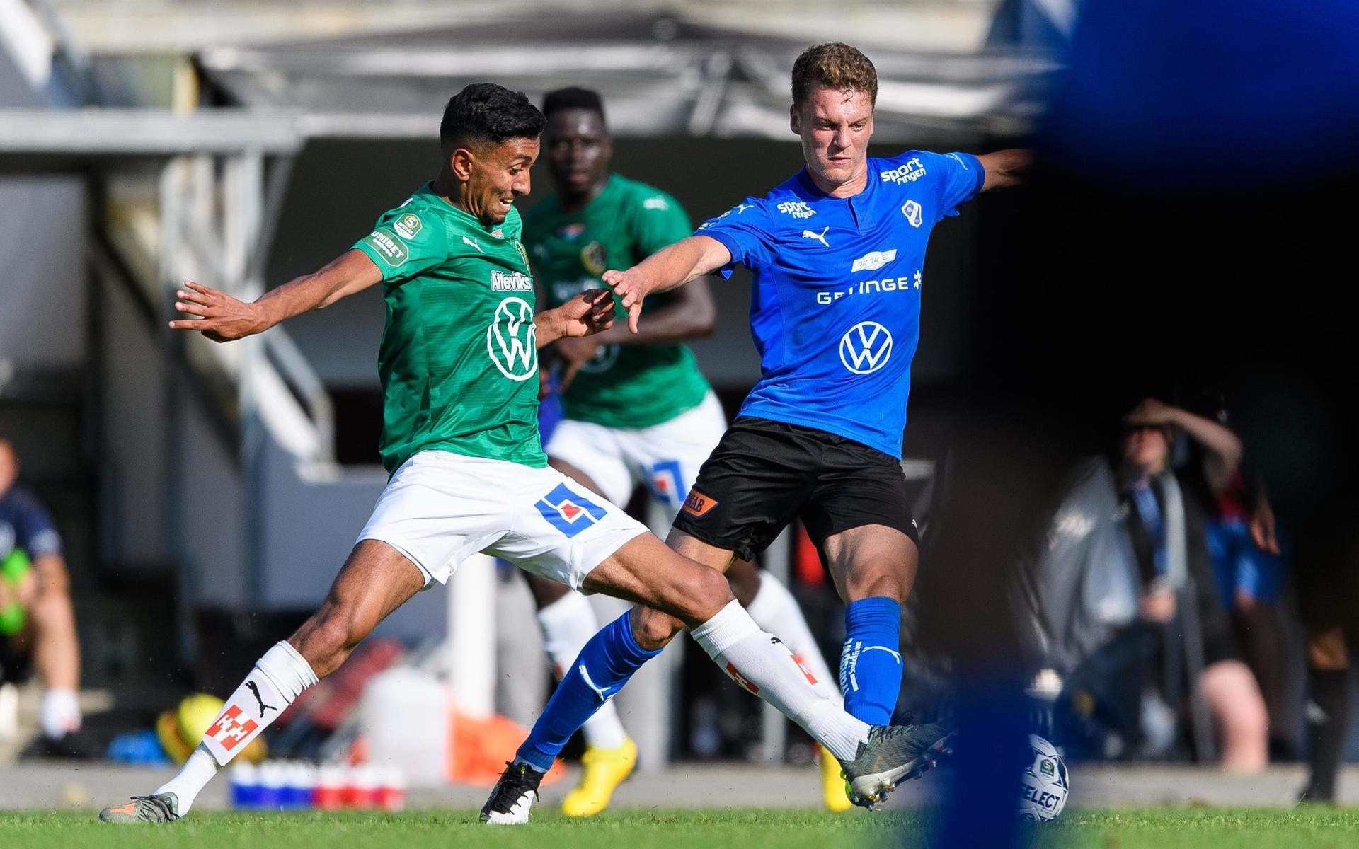 200627 Jönköpings Amir Al-Ammari och Halmstads Samuel Kroon under fotbollsmatchen i Superettan  mellan Halmstad och Jönköpings Södra den 27 juni 2020 i Halmstad.
Foto: Krister Andersson / BILDBYRÅN / COP 147 / KA0007