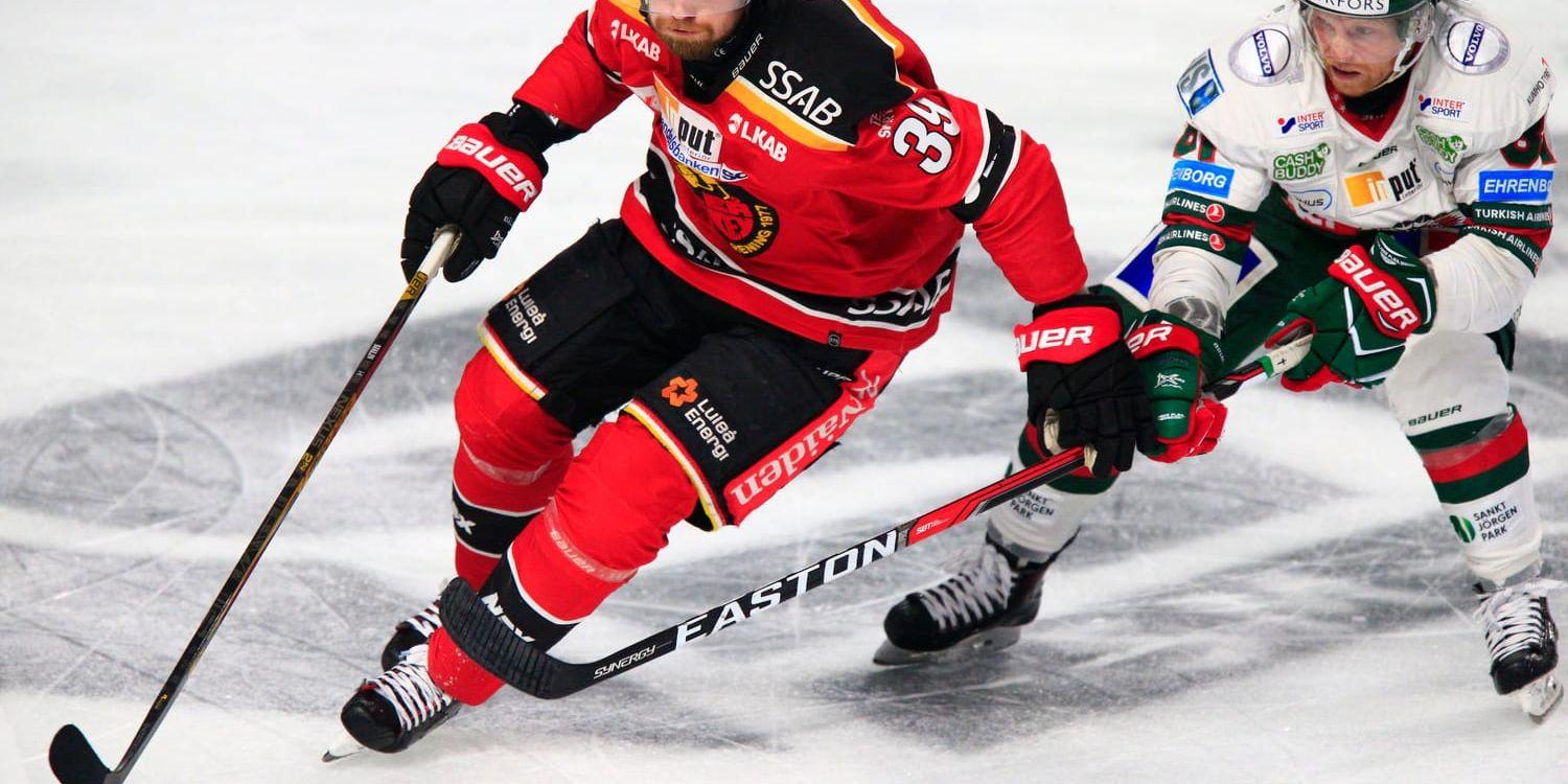 Luleås Pontus Själin jagas av Frölundas Ryan Lasch under den tredje SM-semifinalen i Luleå.