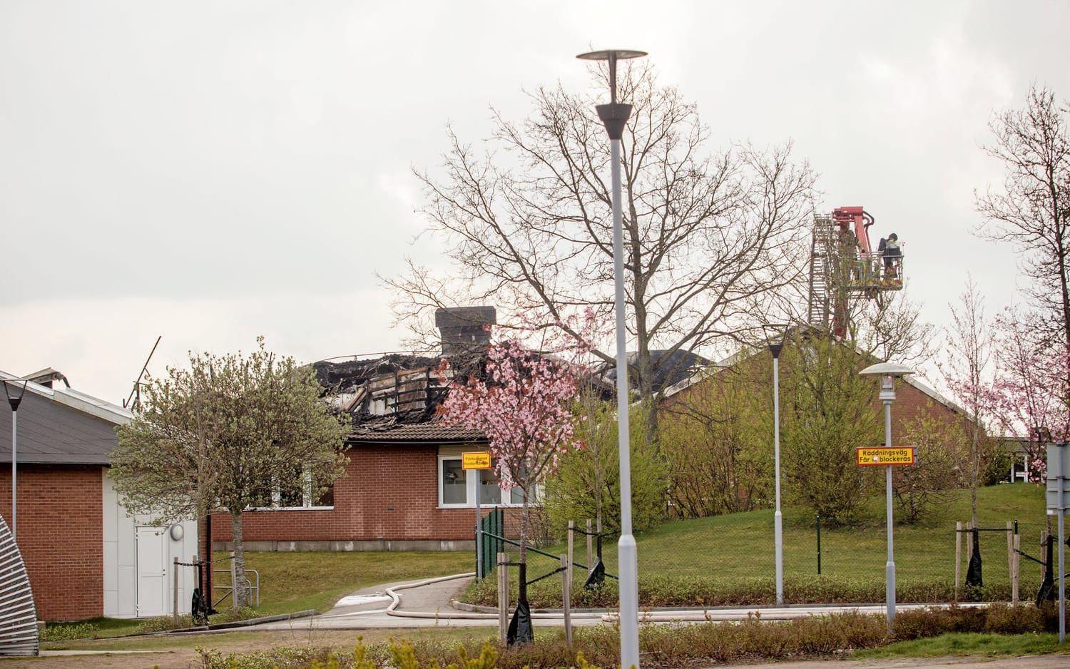 Dagen efter branden på Campus Laholm. Räddningstjänsten är kvar på platsen och polisens kriminaltekniker undersöker brandorsaken.