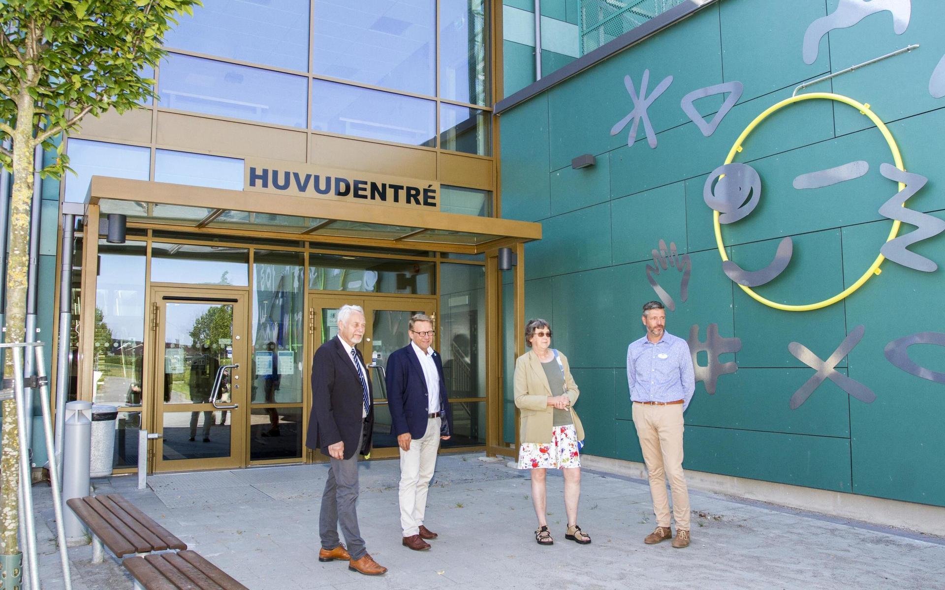 Roland Norrman (M), Erling Cronqvist (C), Brittis Benzler och Svante Dellve, rektor som visade runt på Glänningeskolan.