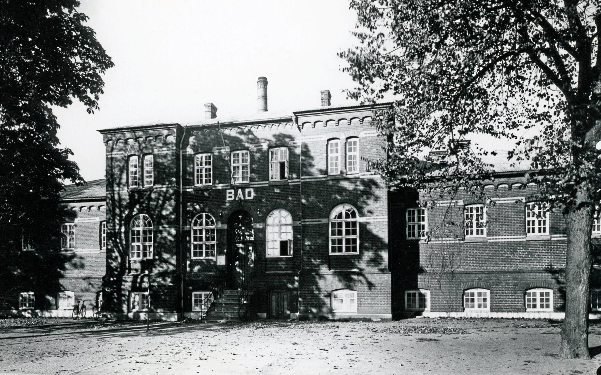 Varmbadhuset vid Badhusgatan stod klart 1904, men revs på 1960-talet för att ge plats åt stadens nya simhall.