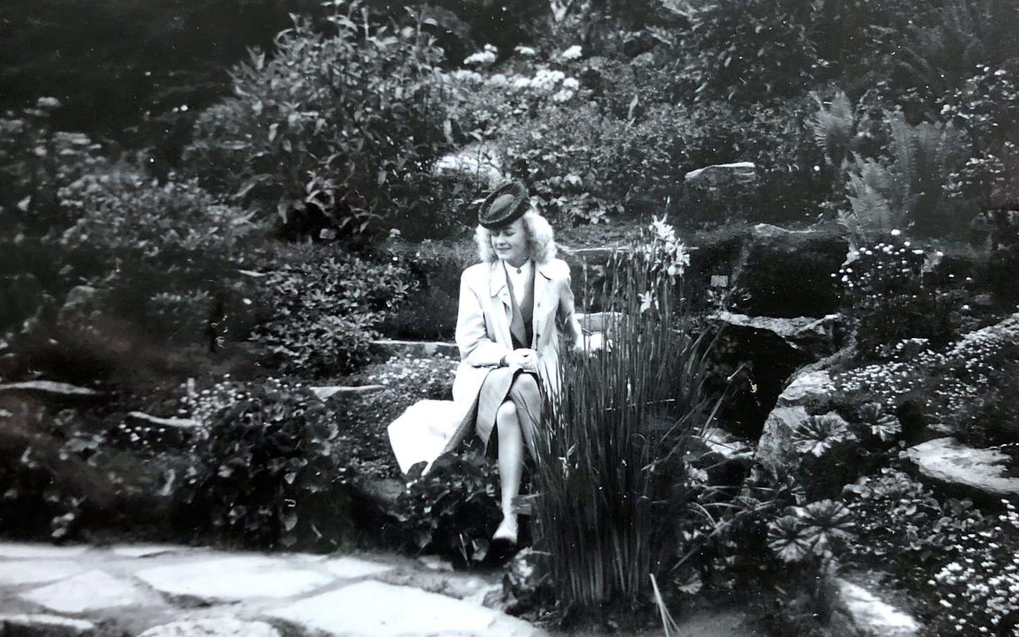 Sonja i Botaniska trädgården i Göteborg, dit hon och Bertil åkte dit på sin bröllopsresa. Kolla in Sonjas hatt. ”Fåfäng? Javisst är jag det!” säger Sonja.