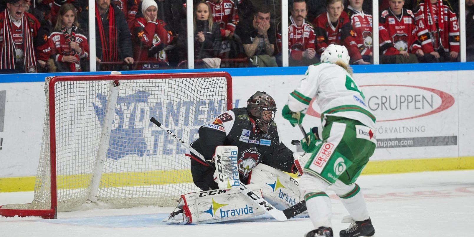 Malmös målvakt Oscar Alsenfelt räddar en straff av Rögles Olle Liss.