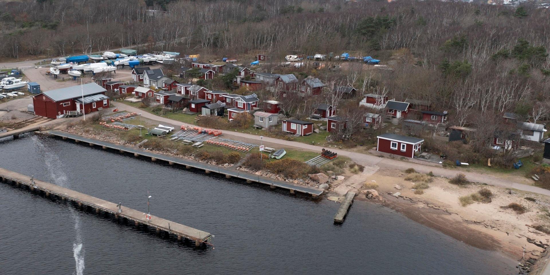 De flesta av de 71 fiskestugorna i Grötvik är rödmålade, men Martin Wikberg har räknat att elva av dem är grå eller svarta. ”Jag anser att man ska utgå från regler och inte personligt tyckande”, säger han.