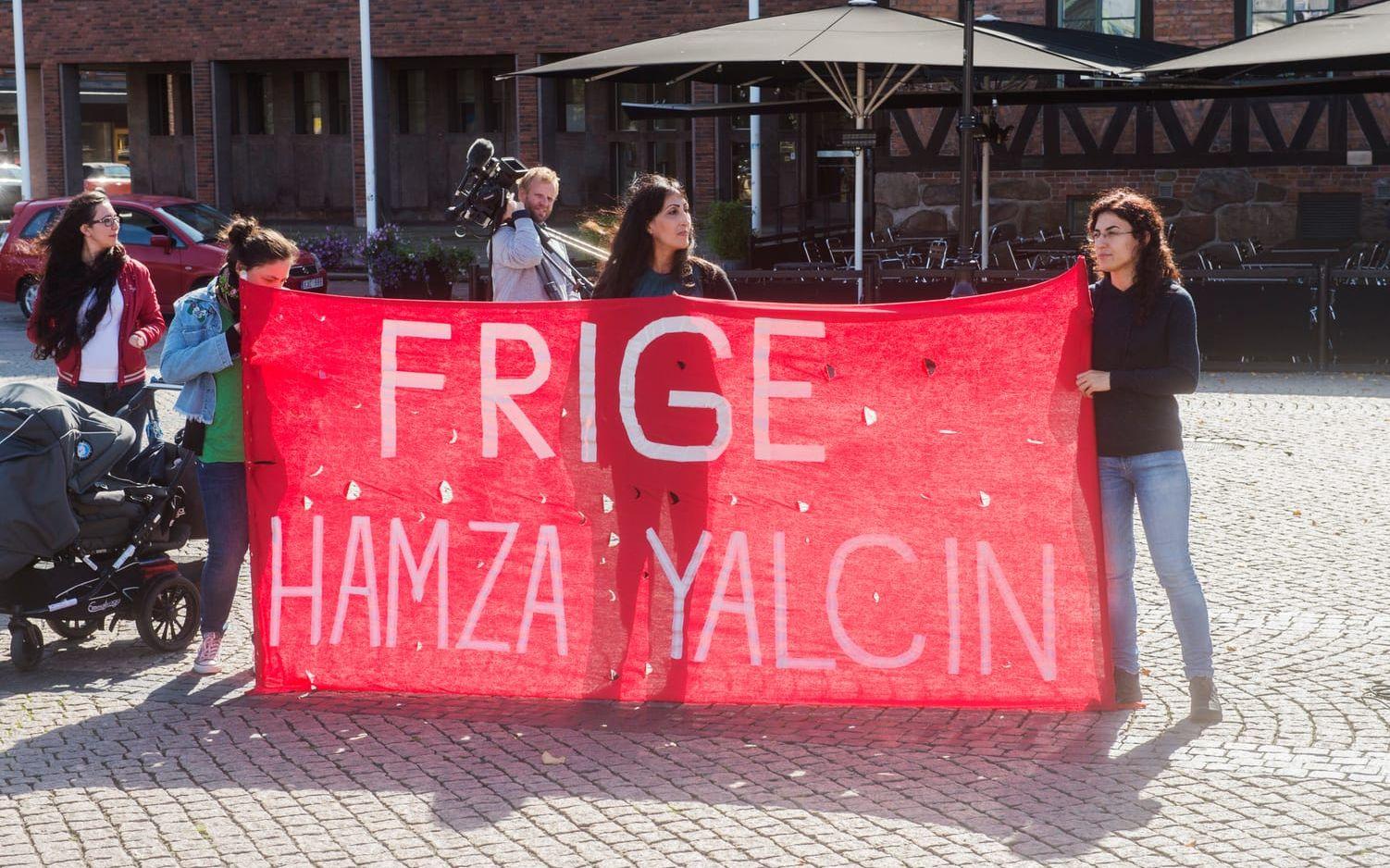 När Hamza Yalcin 2017 satt fängslad i Spanien var det demonstrationer på Stora torg för att uppmärksamma hans fall.