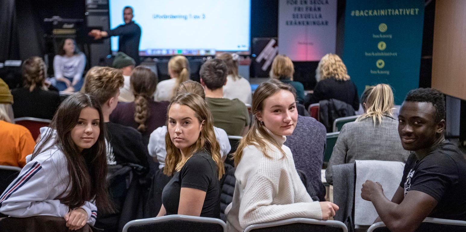 Enna Batkic, Alina Karlsson, Ottilia Andersson och Emmanuel Brew från Finnvedens gymnasium i Värnamo under en utbildningsdag i Växjö mot sexuella kränkningar.