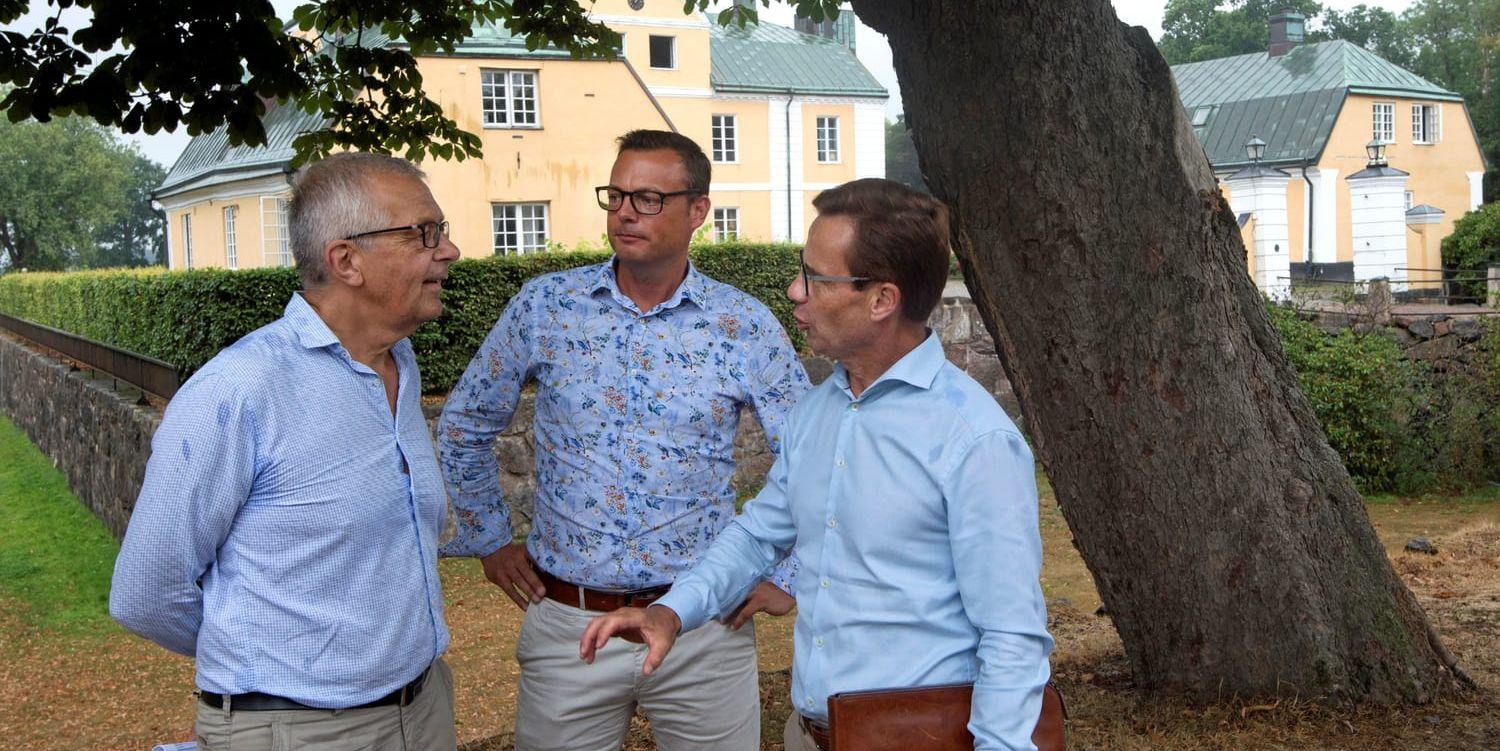 Wapnö Gårds vd Lennart E. Bengtsson samtalar med Jonas Bergman. Moderaternas kommunalråd i Halmstad, och Moderaternas partiledare Ulf Kristersson. 