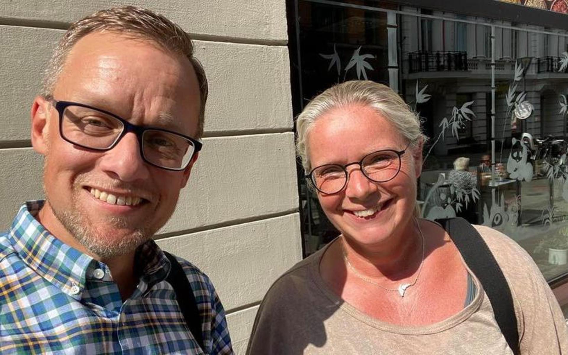 Ett foto från i somras när Robert Lindell haft möte med Anna Fallkvist och frågat om hon ville vara med i en grupp för förnyelse av Moderaterna i Halmstad.