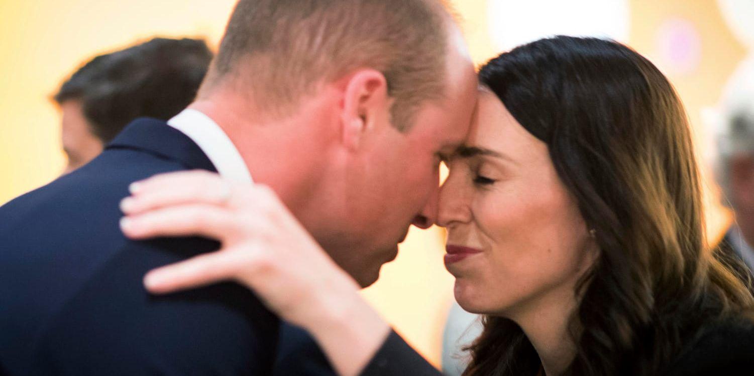 Storbritanniens prins William och Nya Zeelands premiärminister Jacinda Ardern vid en minnesceremoni i Auckland.