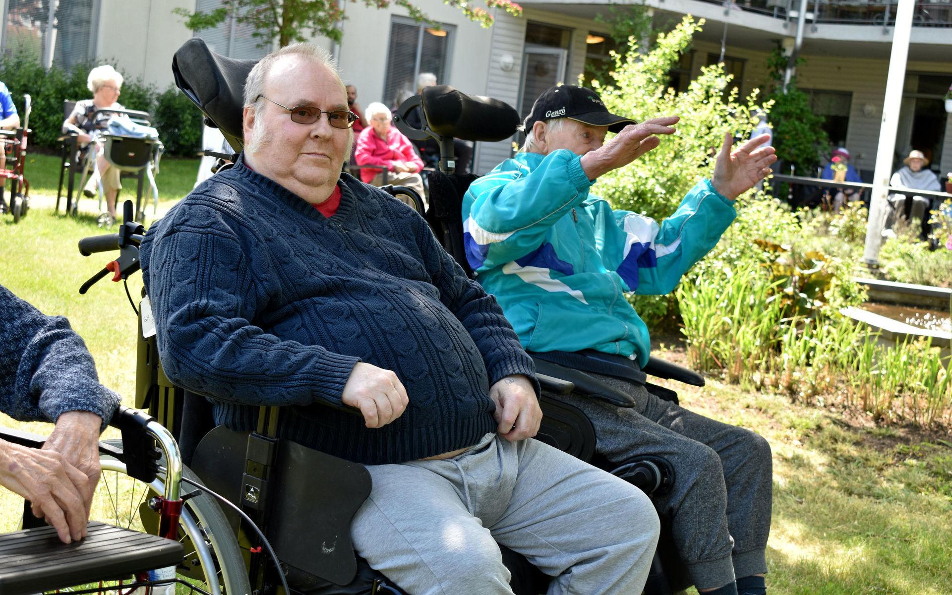 Kjell Norrmann och Ingvar Falk uppskattar Elvis Presleys låtar och satte sig på första parkett.