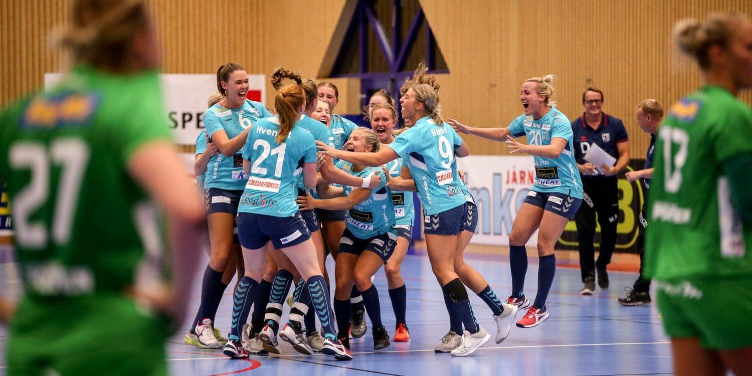 H65 Höör jublar efter 32–31-segern över Skuru i handbollspremiären.