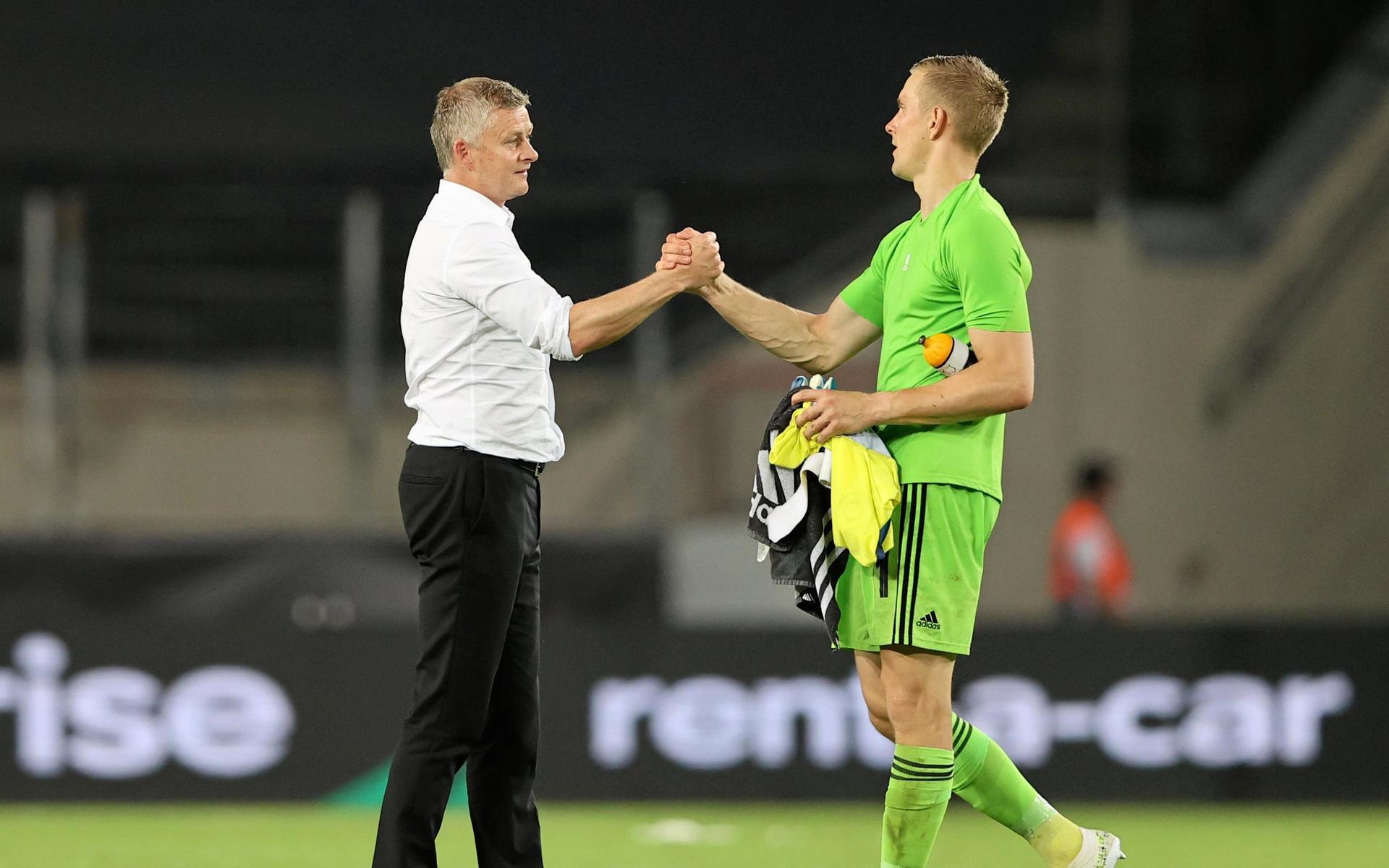 Manchester Uniteds norske manager Ole Gunnar Solskjaer tackar Karl-Johan Johnsson för matchen sedan United vunnit med 1-0 på straff efter en stormatch av den svenske landslagsmålvakten.