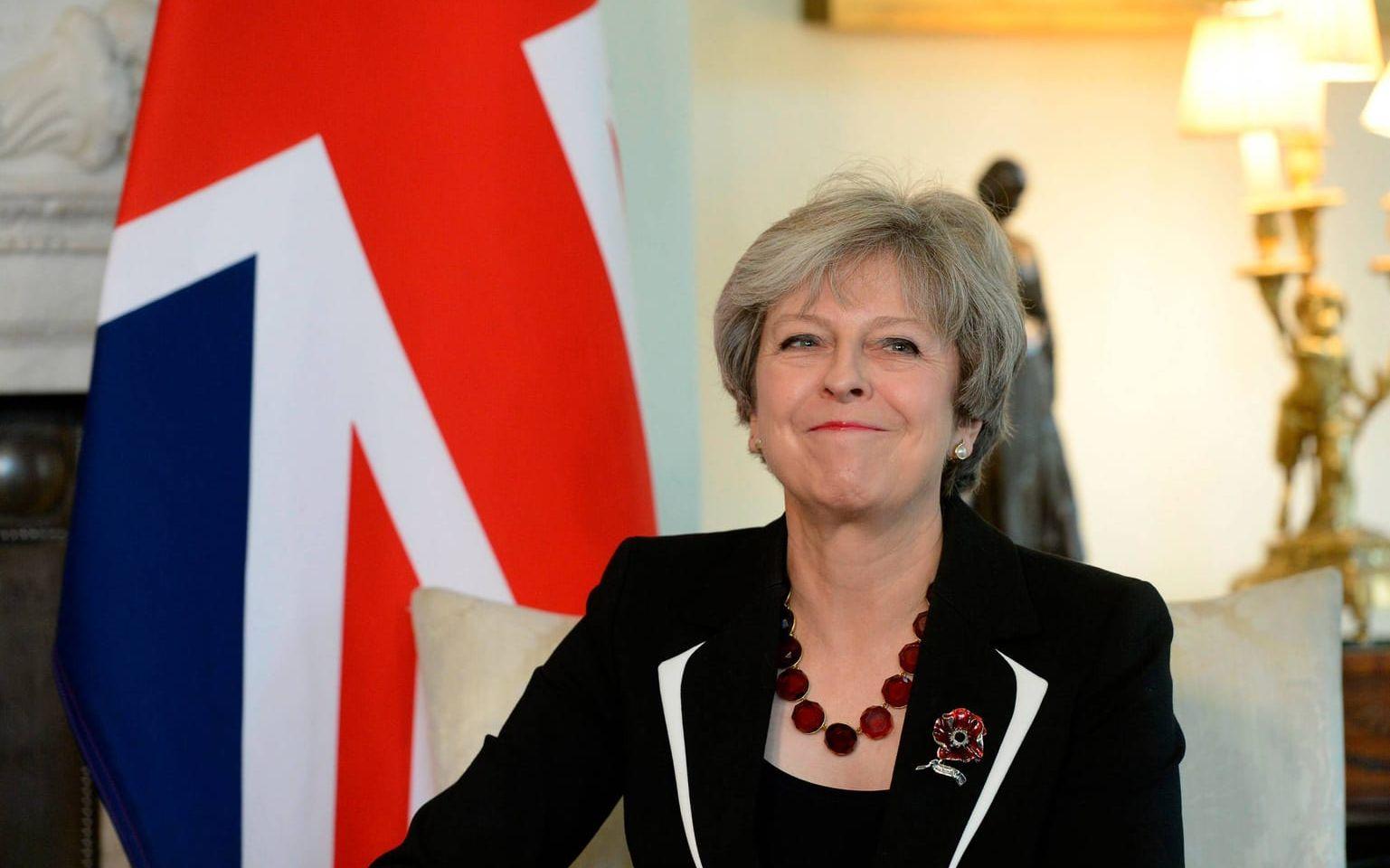 Få europeiska ledare har en så svår sits som brittiska Theresa May. Storbritanniens premiärminister är hårt ansatt från flera håll när det gäller landets utträde ur EU. Förhandlingarna står mer eller mindre stilla när det gäller villkoren för utträdet. Samtidigt förväntas May lämna besked i mitten av december vad som gäller i många av frågorna, till exempel gränsfrågan på Nordirland eller hur det ekonomiska samarbetet ska se ut i framtiden. Till råga på det har 40 Tory-ledamöter, Mays egna partivänner, förklarat att de inte har förtroende för premiärministern. På kort tid har också två ministrar i regeringen tvingats avgå, biståndsministern Priti Patel, efter hemliga möten med israeliska företrädare, och försvarsminister Michael Fallon, efter anklagelser om sexuella trakasserier. Även Boris Johnson, utrikesminister, är i blåsväder. Dessutom utreds också den biträdande premiärministern Damian Green för sexuella trakasserier. Bild: Joe Giddens/Pool Photo via AP