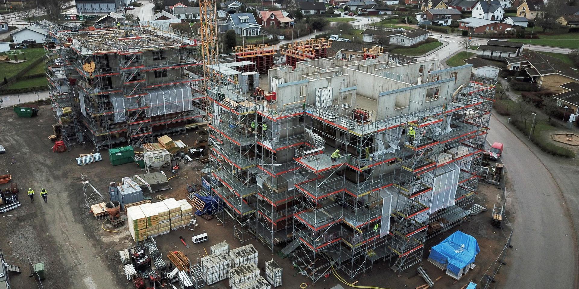 Laholmshems två sexvåningshus på Klarabäck har gjort en lång resa innan första spadtaget kunde tas i våras. Därefter har bygget snabbt skjutit i höjden.