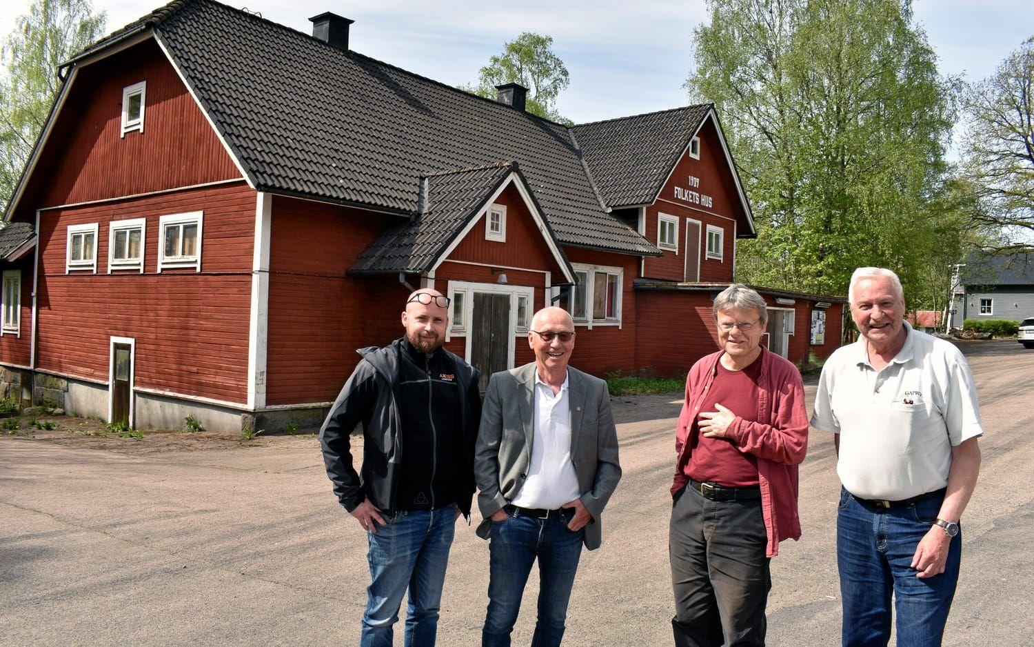 Rydöföreningar i samverkan vill satsa på Folkets hus och andra historiska byggnader och landmärken i Rydöbruk. Från vänster: Pierre Alexén, Rydöbruks samhällsförening, Micael Arnström, Folkets hus-föreningen, Lennart Hildingsson, Rydö historiska förening, och Bengt-Åke Alfredsson, PRO Rydöbruk.