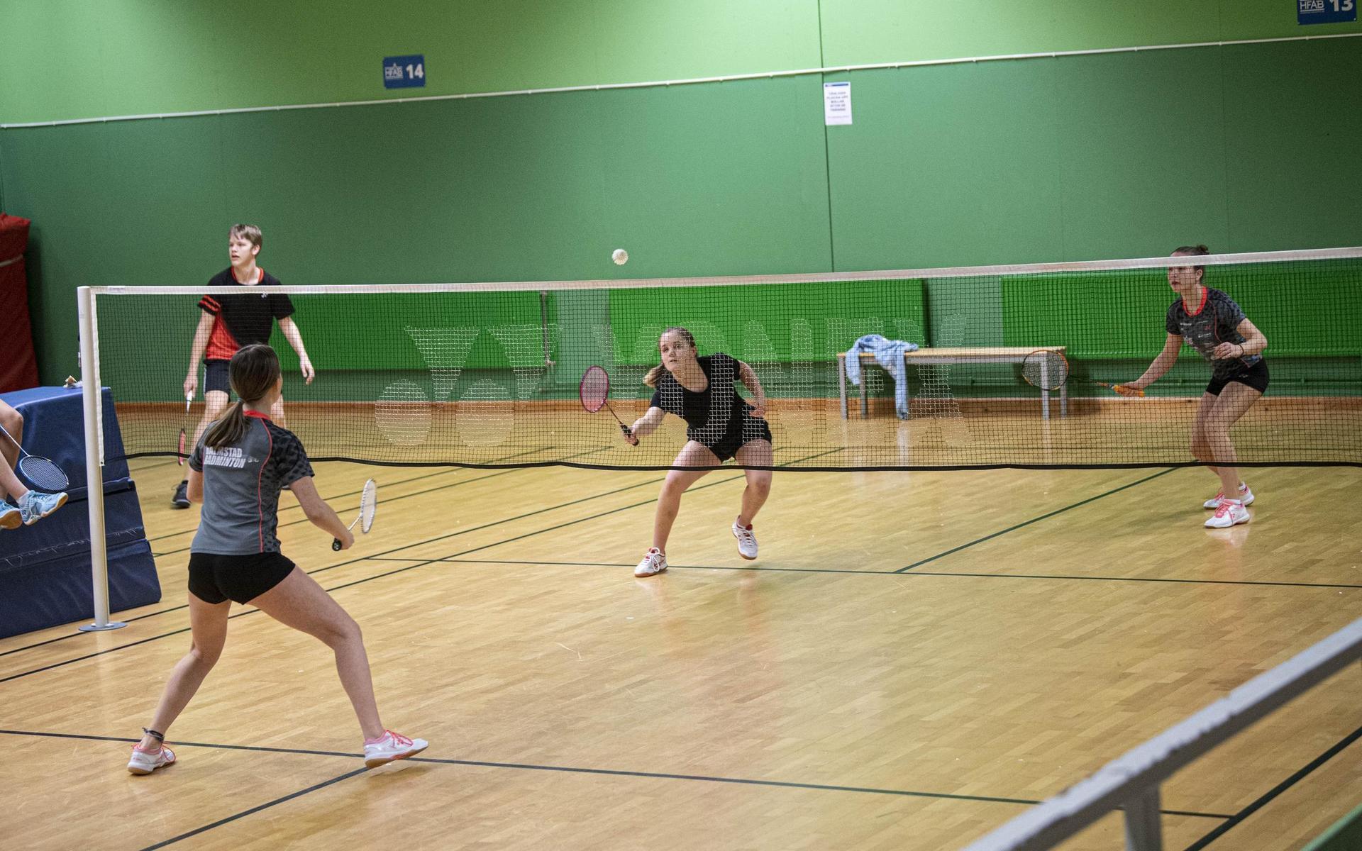 Linus Gellert, Rut Wesser, Vega Vestman och Amilia Mared (närmast) från Halmstad Badmintonklubb brukar samlas ihop med kompisarna och spela spontanbadminton på helgerna.