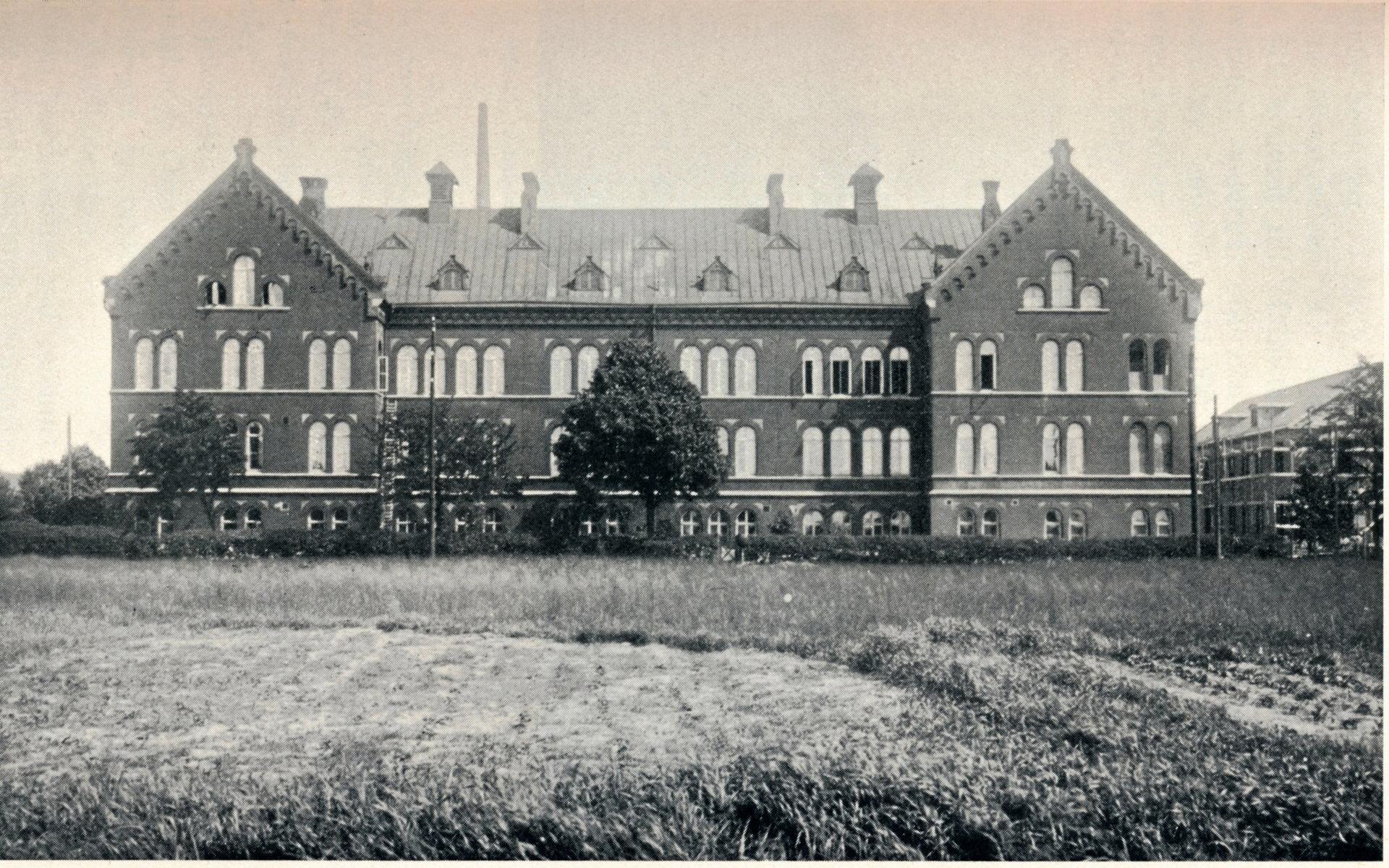 Halmstads fattigvårdsinrättning öppnade 1901 i en stort och pampigt hus i Östra förstaden. I dag ingår byggnaden i Sturegymnasiet. 