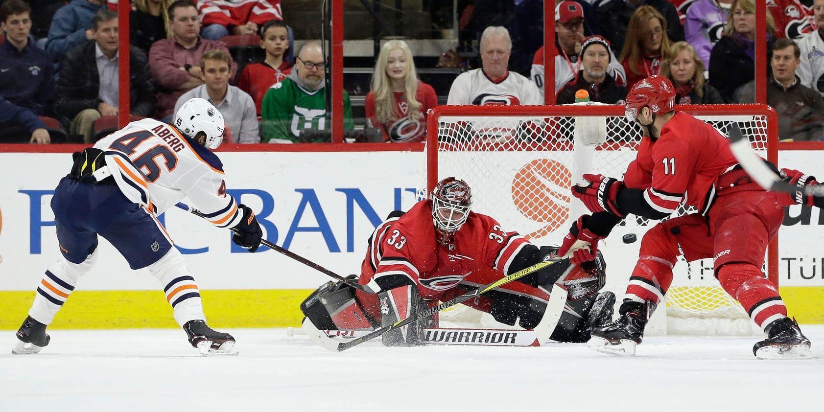 Pontus Åbergs skott räddas av Carolina-målvakten Scott Darling.