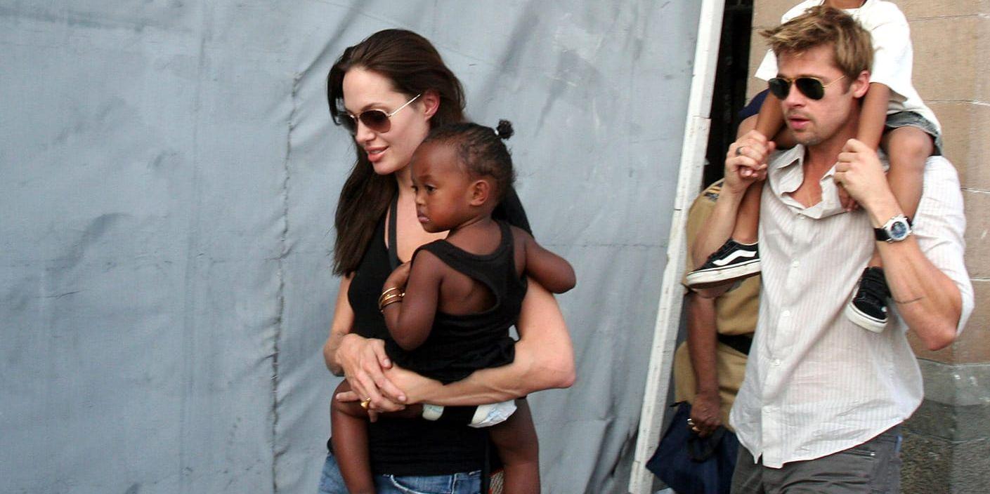 Angelina Jolie och Brad Pitt på en bild tagen 2006. Med på bilden är också två av deras sex barn, dottern Zahara och sonen Maddox. Arkivbild.