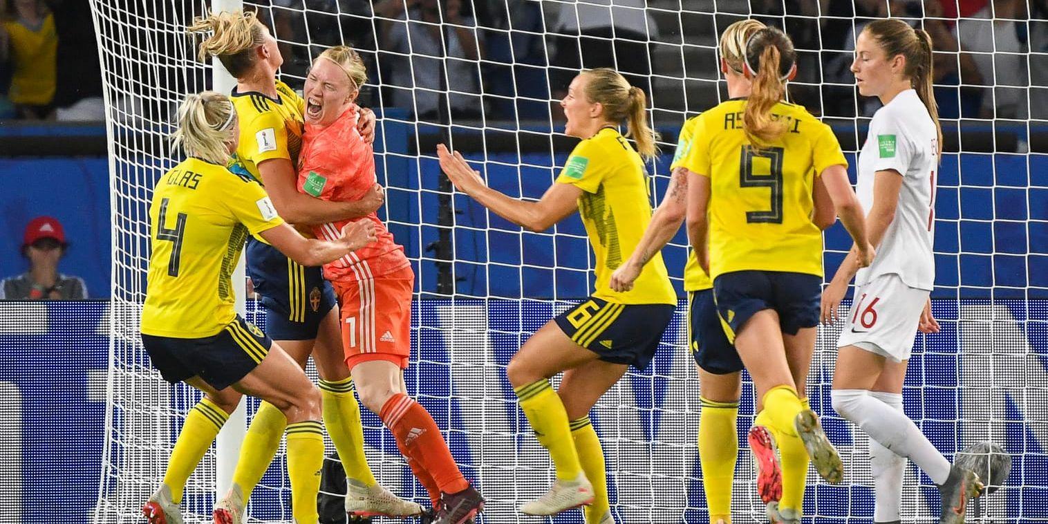 Hedvig Lindahl jublar med sina lagkamrater efter att ha räddat en straff mot Kanada.