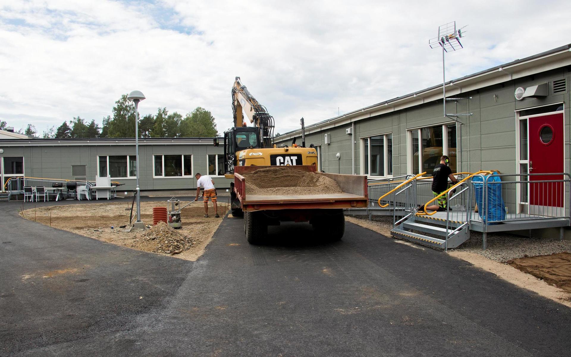 På innergården återstår arbete med att skapa en trevlig utomhusmiljö. Här ska gräs sås, en paviljong sättas upp och växter planteras. 