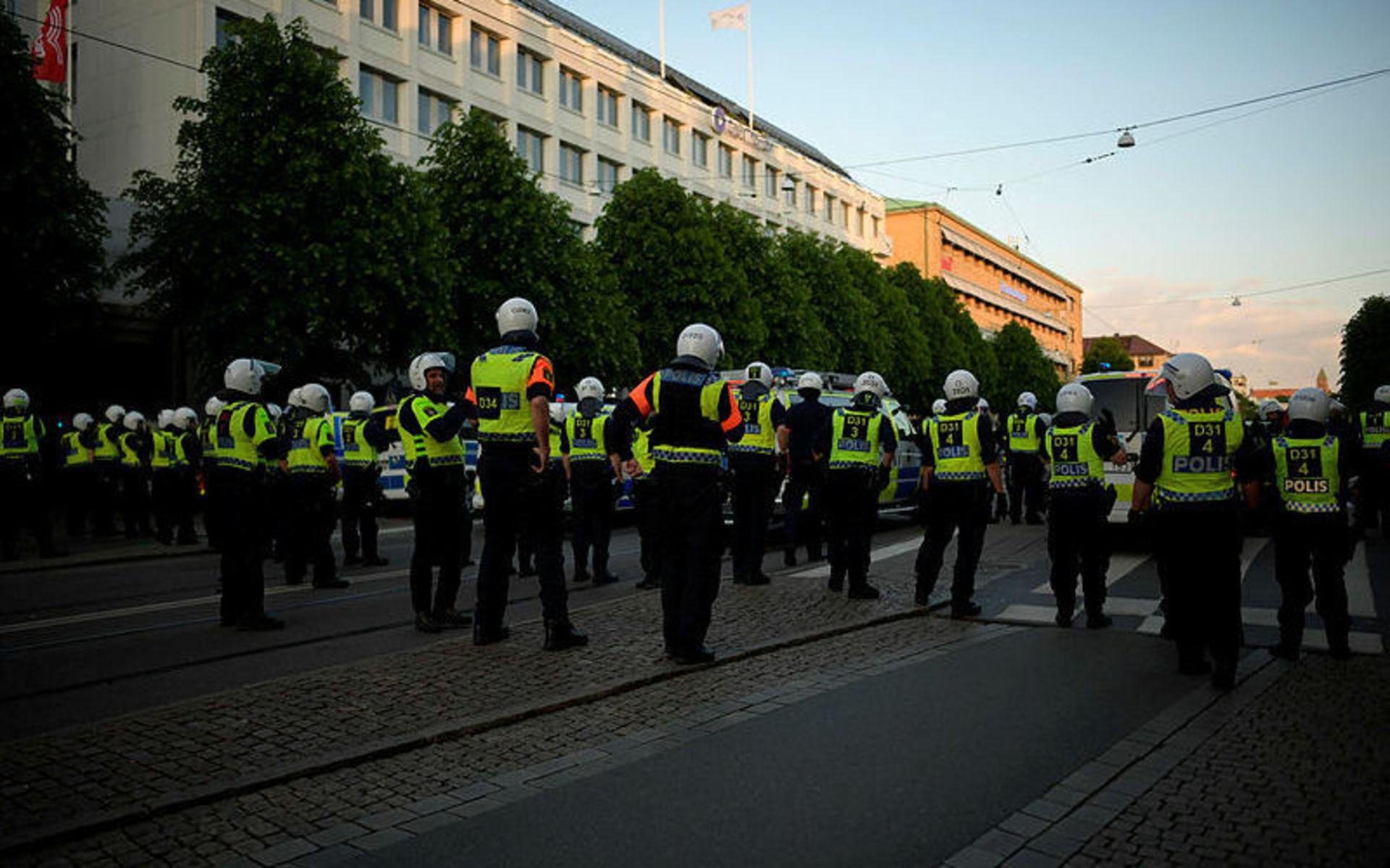 Polisens insats pågick fortfarande vid 21.30 på söndagskvällen.