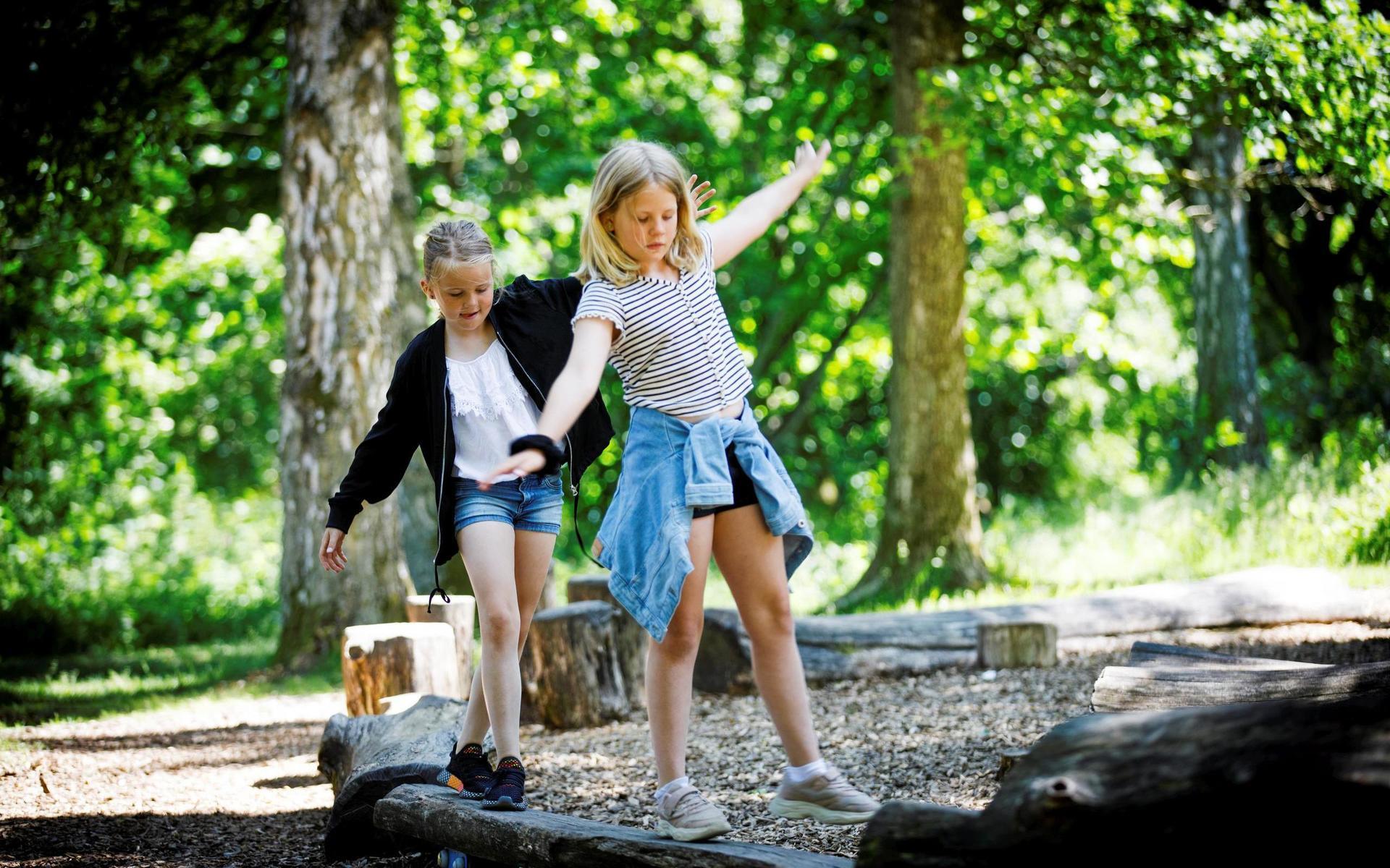 Sonja Hagman och Elsa Dahlkvist balanserar på Vallarnas lekplats. 