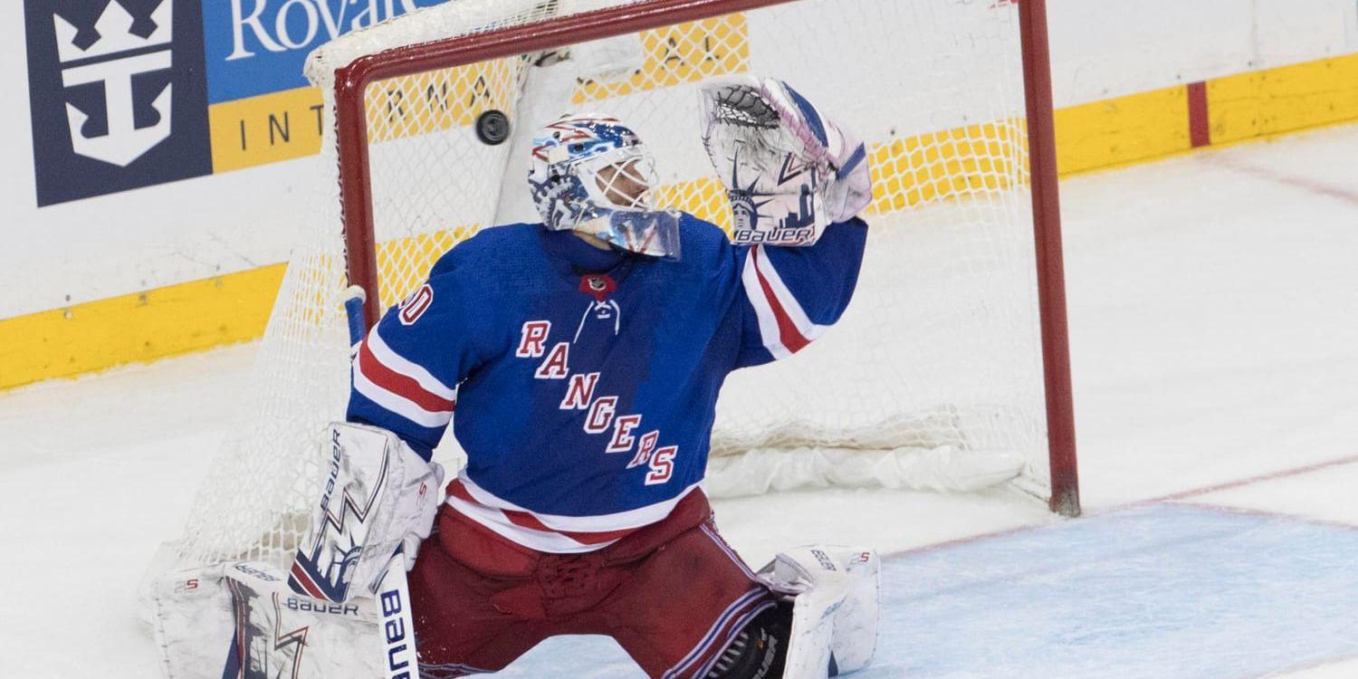 Arizonas Oliver Ekman-Larsson fick in pucken bakom New York Rangers Henrik Lundqvist.