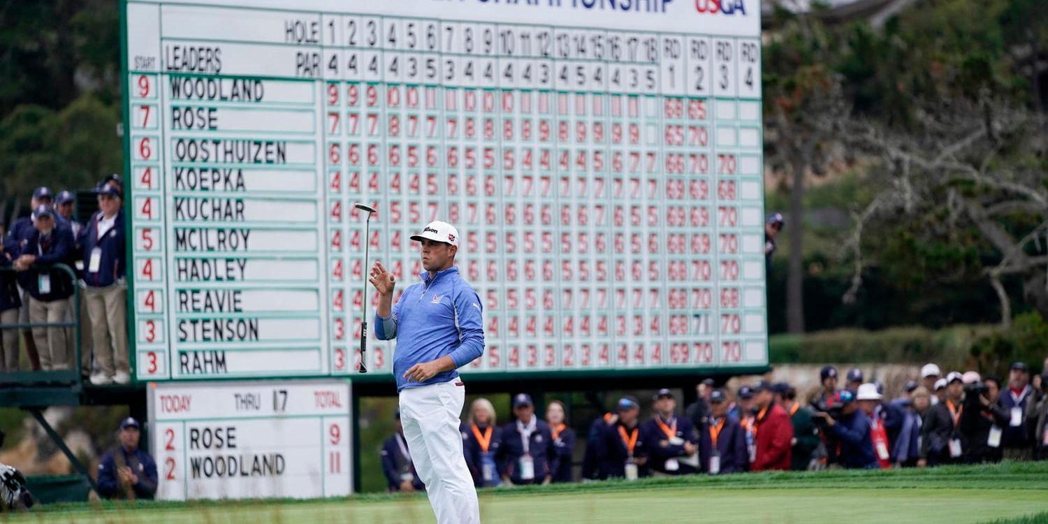 Gary Woodland suckar efter att ha missat en putt på 18:e hålet på Pebble Beach, men vänder amerikanen sig om ser han att han leder tävlingen inför avslutningsdagen.