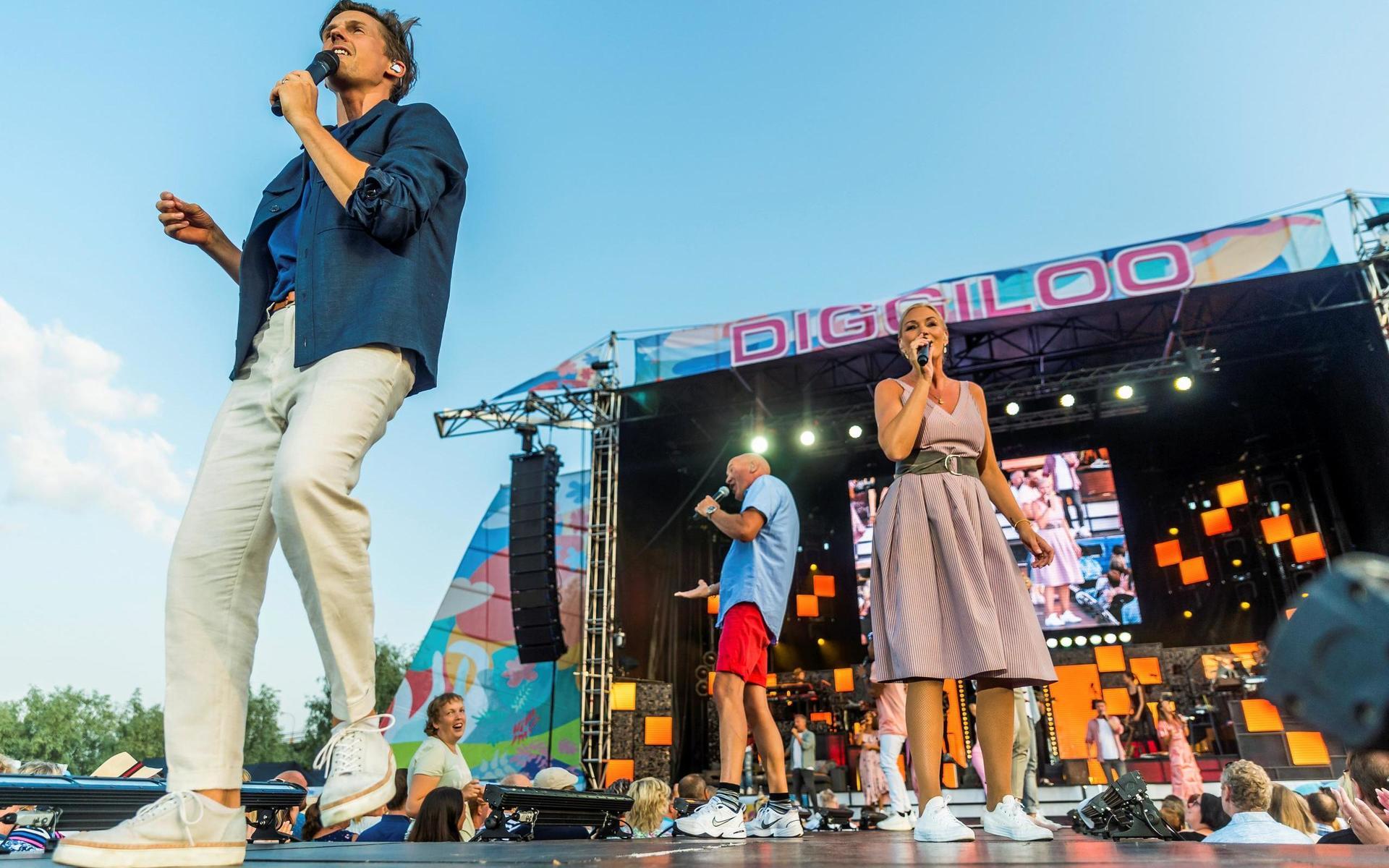 20190728  VänersborgDavid Lindgren och Jessica Andersson med flera sjunger under Diggiloo i Varberg förra året.