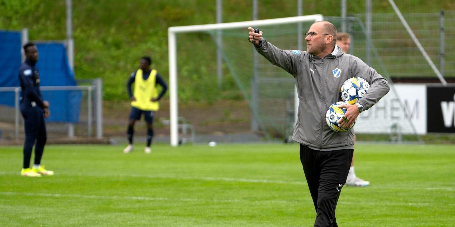 HBK:s chefstränare Magnus Haglund pekar ut vägen för att HBK ska kunna skrälla mot Djurgården.