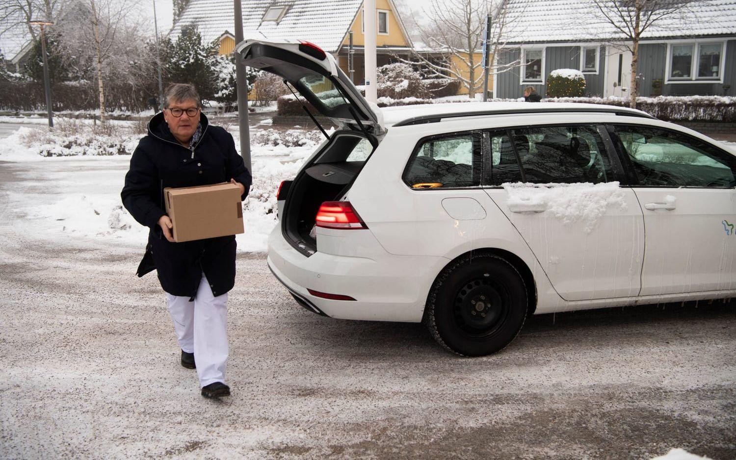 Anna-Lena Berthag packar ut ur bilen vid äldreboendet i Harplinge. För tre veckor sedan fick de äldre sin första dos, nu ska den andra tas.